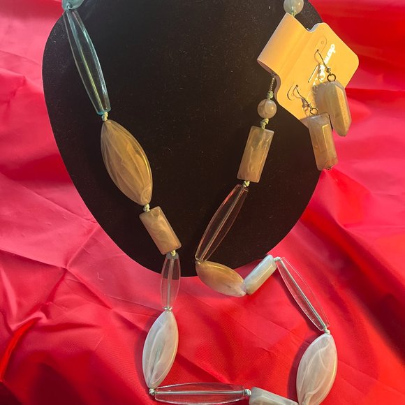 Beautiful faux jade necklace with matching earing set, NWT - Picture 1 of 5